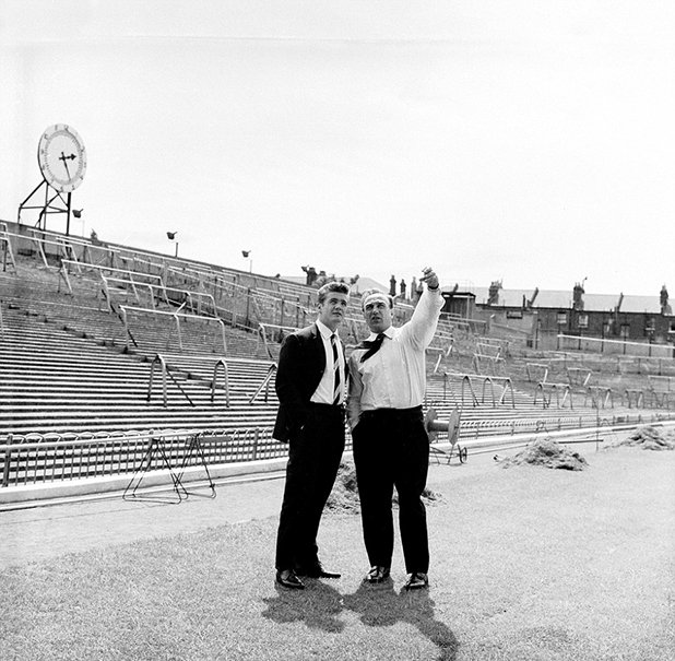 Мениджърът на Арсенал Били Райт развежда новото попълнение Джо Бейкър из "Хайбъри" през 1962-а. По-късно двамата очакват телефонно обаждане от Торино, с което окончателно да бъде финализиран трансферът за 70 хил. паунда. (Вижте часовника на стадиона в дъното...)