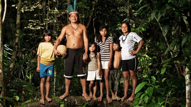 Авиато (41 г.). Той е вожд на една индианска общност - Сатере Мави, от Амазония. Много от неговите хора, които играят добре, отиват да пробиват във футбола в Манаус. "Футболът пази общността ни мирна. Когато има спорове, правим мачове между тези, които се карат. Така всичко приключва мирно", разказва Авиато.