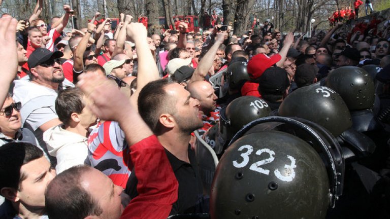 Търгът, който беше насрочен за 30 март, пропадна, след като фенове на "червените" блокираха входа на стадион "Българска армия".