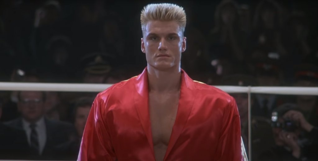 Долф Лундгрен
Всички го познаваме като една огромна, безмилостна планина от мускули и истинско олицетворение на физическата сила и мощ в екшън киното. Само че по-малко известно е, че Лундгрен в младостта си всъщност е бил шампион по карате. 
Започва с джудо и годжо рю, но впоследствие преминава в стила киокушин и става не само капитан на националния отбор на Швеция, но и печели редица престижни международни турнири. Това е и една от причините да бъде забелязан в киното, където за първи път пробива в “Роки 4” в ролята на един от най-запомнящите се злодеи (макар и без много реплики) - Иван Драго.