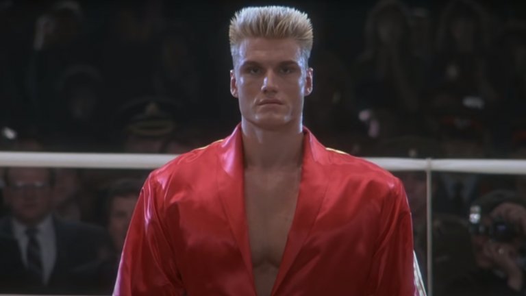 Долф Лундгрен
Всички го познаваме като една огромна, безмилостна планина от мускули и истинско олицетворение на физическата сила и мощ в екшън киното. Само че по-малко известно е, че Лундгрен в младостта си всъщност е бил шампион по карате. 
Започва с джудо и годжо рю, но впоследствие преминава в стила киокушин и става не само капитан на националния отбор на Швеция, но и печели редица престижни международни турнири. Това е и една от причините да бъде забелязан в киното, където за първи път пробива в “Роки 4” в ролята на един от най-запомнящите се злодеи (макар и без много реплики) - Иван Драго.