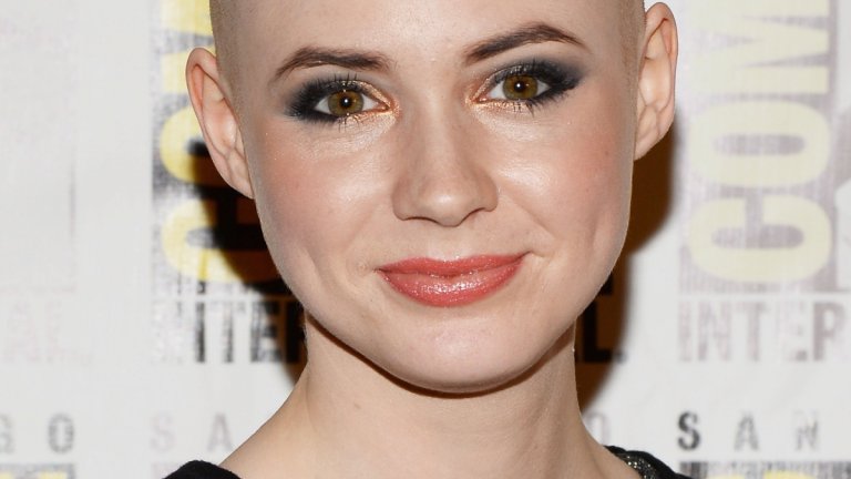 Бръсне главата си, а след това носи собствената си коса като перука
Изкуството изисква жертви и Карън трябва да обръсне главата си за ролята на Небюла. По това време ѝ предстои участие и в комедийния сериал Selfie, а там героинята ѝ трябва да е с коса. Ето защо екипът зад "Пазителите на галактиката" внимателно събира кичурите на Гилън и ѝ сглобява перука от собствената ѝ коса, която тя после носи по време на снимките на сериала.