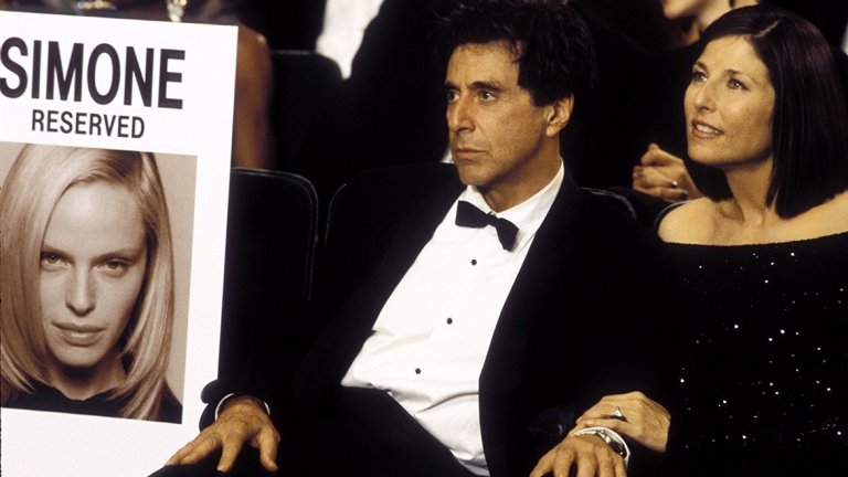 Ал Пачино в "Симон" 
Идеята на филма е сравнително добра, но реализацията й граничи с пародия. Ал Пачино е Виктор Тарански – продуцент, обсебен от идеята да направи следващия си голям хит. От болните му амбиции се "ражда" русата и изкусителна Симон – дигитален образ, който обаче всички взимат за реален човек. Замислен като сатира на Холивуд, филмът можеше да стане шедьовър, но не успява, а Пачино изиграва една от най-слабите роли в кариерата си.