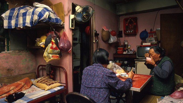 Възрастно семейство по време на вечеря