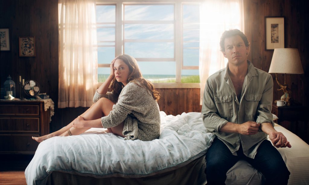 The Affair 
Прекрасен сериал за едно убийство, един мъж, една жена и една изневяра. Случайно ли е, че шоуто има три Златни глобуса? Не. След първия WTF сезон, вторият също изненада приятно. Не, в този сериал нищо не е такова, каквото изглежда, може б