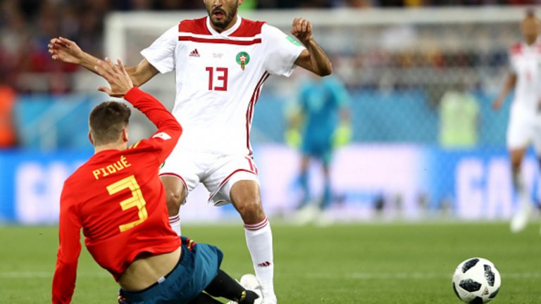 Защитник: Жерар Пике, Испания
Пике изигра ужасяващо Световно. Направи нарушението срещу Роналдо, от което португалецът оформи хеттрика си за незабравимото 3:3 в първия мач от груповата фаза. След това направи и дузпа в 1/8-финала срещу Русия, който Испания загуби след изпълнение на дузпи.