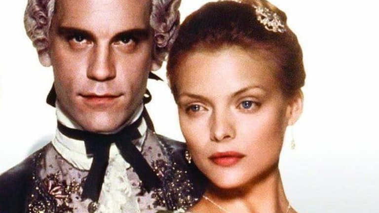 Афера с Мишел Пфайфър разваля брака му, но после открива любовта
Бракът на актьора с Глен Хийдли приключва след негова извънбрачна авантюра с Мишел Пфайфър, с която си партнира в "Опасни връзки" (1988 г.). Година по-късно Малкович отново намира любовта, този път на снимачната площадка на The Sheltering Sky. Там се влюбва във втория асистент режисьор - Николета Пейран. Двамата са заедно и до днес. Макар и без брак, имат две деца.