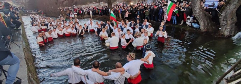 Зрелището на Калофер - мъжкото богоявленско хоро в река Тунджа (снимки и видео)