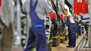 Забраната за продажба на коли с двигатели на изкопаеми горива се сблъска с немска стена