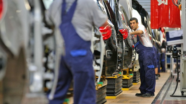 Забраната за продажба на коли с двигатели на изкопаеми горива се сблъска с немска стена