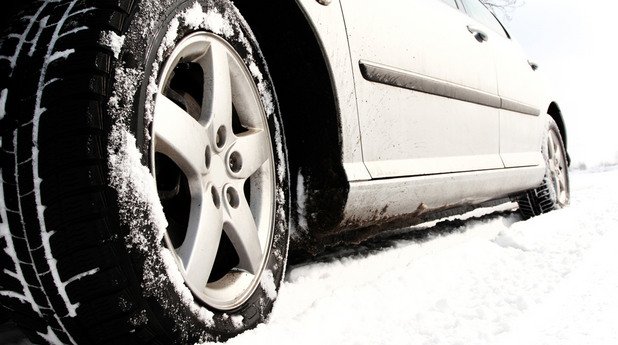 Да тръгнеш в снега с летни гуми е не само безразсъдно, но и доста опасно