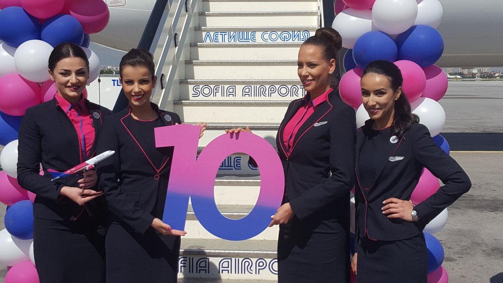 wizz air, 10 години, стюардеси