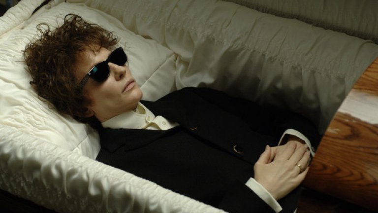 25 юли 1965: Боб Дилън хваща електрическата китара
Известен до онзи момент с песни като Blowin’ in the Wind и The Times They Are a-Changing, Дилън взривява с петия си албум Bringing It All Back Home и електро парчета като Subterranean Homesick Blues. А на феста в Нюпорт показва, че времената наистина се променят. За артист като Дилън трансформациите са начин на съществуване и през годините му предстоят още няколко.