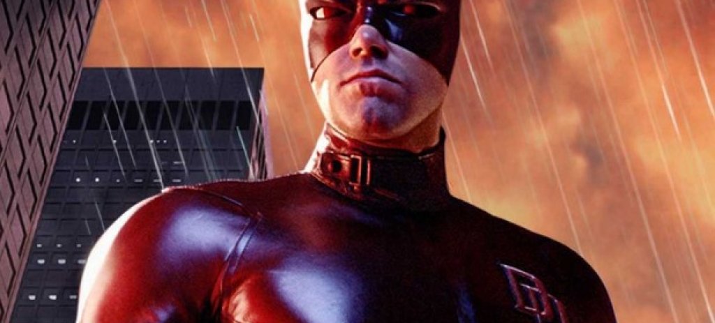 2. Бен Афлек като Мат Мърдок в Daredevil (2003)
Преди Marvel и Netflix да създадат страхотния сериал Daredevil имаше филмов опит за адаптация на едноименните комикси. Бен Афлек там играе слепият адвокат Мат Мърдок, който вечер използва другите си, свръхразвити сетива, за да се бори с криминалния свят в Адската кухня на Ню Йорк. На Афлек не му се получи особено добре и той уж повече нямаше да слага маска...