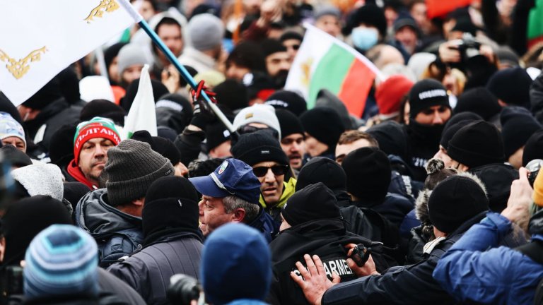 Протестиращи опитаха да влязат в парламента