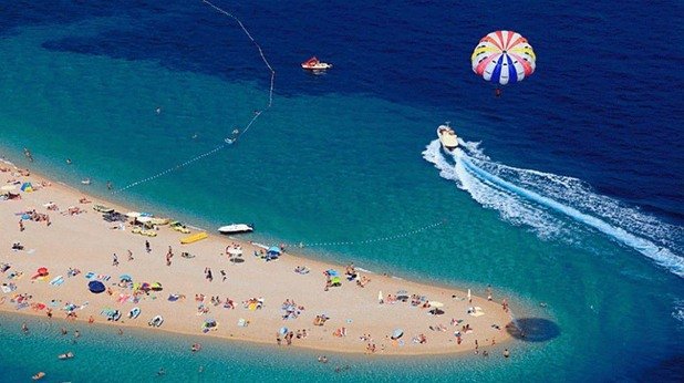 Хърватският Златни Рат е тесен плаж с уникална форма, която се изменя в зависимост от посоката на вятъра и подводните течения. Той е разположен на остров Брач и е включен в списъка с най-необичайните места по света. Златни Рат е също така и привлекателна дестинация за уиндсърфинг