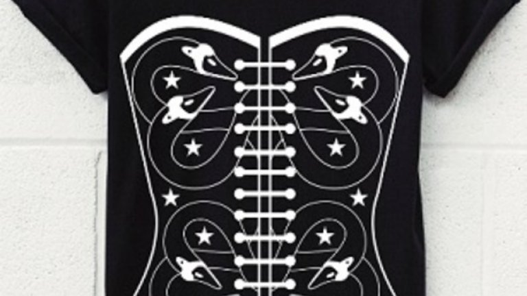 Втората щампа за "С тениска на бала" имитира рокля...