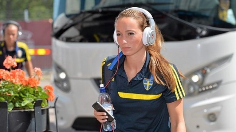 Косоваре Аслани
Още една звезда на ПСЖ, само че Косоваре е шведка. Има впечатляваща татуировка на единия глезен – черен двуглав орел, което кара сърцата на милиони албанци да ускорят ритъма си. И се представя отлично за Швеция – 37 гола в 53 мача.