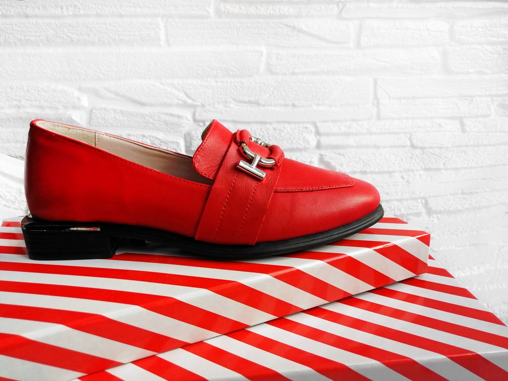 Мокасини с нисък токМокасините са на мода всяко лято, но сега на преден план излизат моделите на малко токче, а не с напълно равна подметка. Те издължават повече крака и стоят една идея по-елегантно от съвсем ниските варианти.