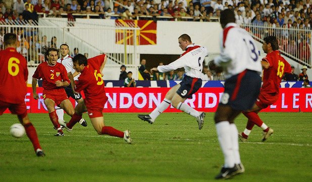 6 септември 2003 г., Македония - Англия (1:1). Рууни бележи първия си гол за "трите лъва" и ги спасява от загуба в Скопие.