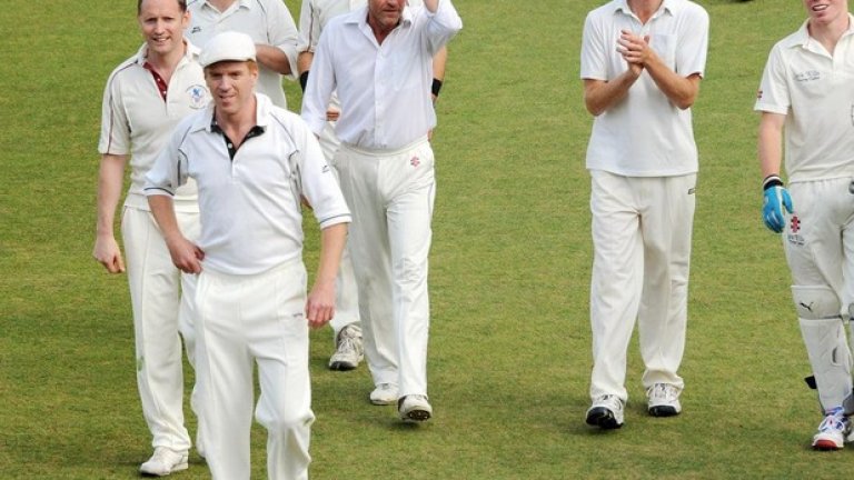 Йън Глен (Джора Мормон) с Отбора на актьорите, в който са Руфъс Райт, Найджъл уокър, Деймиън Люис, Питър Сандис-Кларк, Гарет Люис и Сам Браун по време на първия по рода си благотворителен крикет мач на фондацията Words For Wickets на 7 септември 2013-а