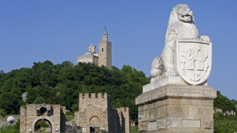 Основният източник за реставрацията на хълма е рисунка на плечар, а по първоначалните планове на режима Царевец е трябвало да бъде "завършен" пред 1971-ва година