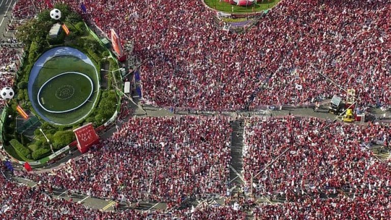 Сеул от 2002-а. Хиляди гледат полуфинала между Южна Корея и Германия.