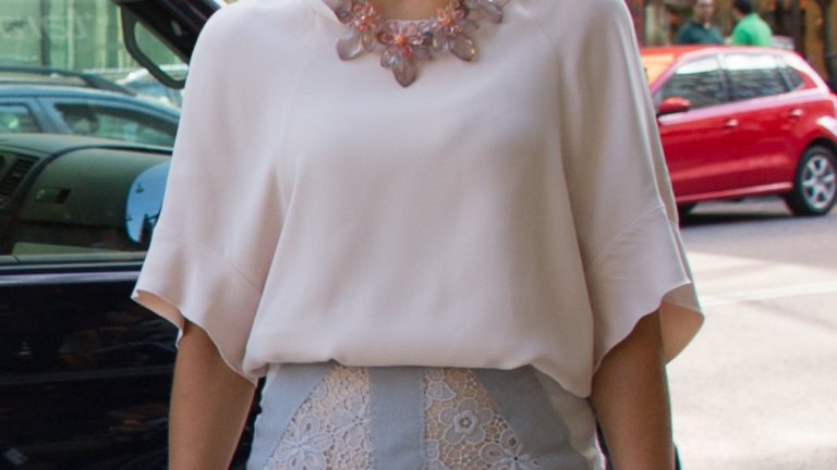 Принцеса Виктория Шведска също има интересна биография. Тя предпочита да сключи брак с обикновен човек, отколкото с благородник. Нейната сватба с фитнес-инструктора й Даниел Вестлинг предизвиква множество реакции в родната й Швеция.
 
За разлика от други кралски особи принцеса Виктория отказва да се придържа към консервативния и еднообразен стил на обличане. Тя е елегантна, но обича пъстрите цветове, флоралните мотиви и десените. Принцесата обича да съчетава скъпи дизайнерски дрехи с такива на достъпни шведски и скандинавски марки.
 
Виктория харесва големите бижута, които веднага привличат погледа – обеци, брошки, гривни – и не се притеснява понякога да рискува с дрехите си, дори и с риск да бъде критикувана след това.