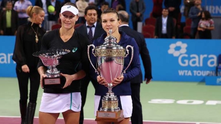 Симона Халеп (вдясно) и Саманта Стоусър изиграха красив финал на Турнира на шампионките в София.