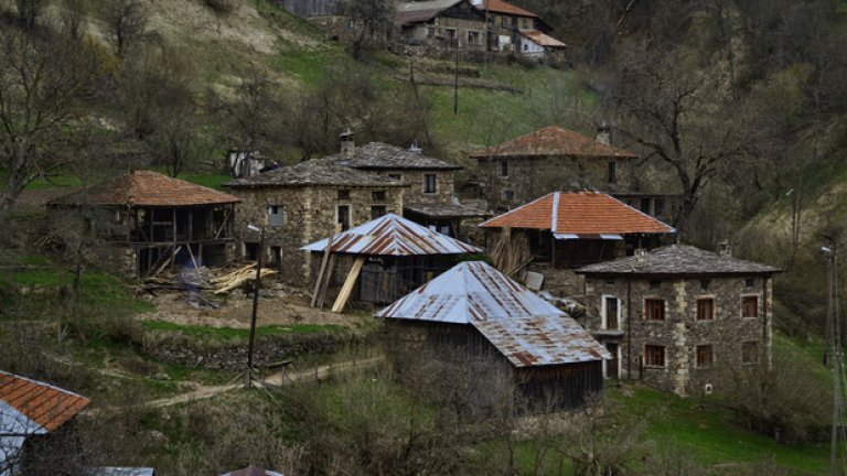 На няколко километра от българо-гръцката граница почти изоставеното село Киселчово отново намира сили, за да продължи съществуването си (ГАЛЕРИЯ)