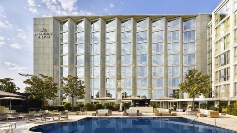 2000 нощувки в хотел „Президент Уилсън“ в Женва, който е най-скъпият в света и където са отсядали Бил Клинтъм, Тони Блеър, Кралят на Саудитска Арабия и др.