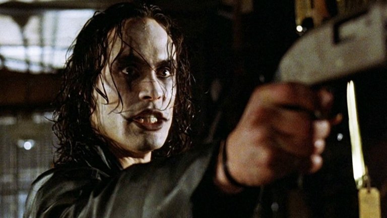 Брандън Лий, The Crow (1994)
И преди сме ви разказвали трагичната история на сина на Брус Лий. Брандън умира при нелеп инцидент на снимачната площадка на филма "Гарванът" през 1993-а. Убит е при снимките на сцена, в която срещу него трябва да бъде стреляно с халосни патрони, но вместо това задръстен в дулото оловен връх на куршум полита към корема му. Брандън умира в болницата.
Началото на филма обаче все още не е завършено (филмите не са снимат в хронологичен ред, а по възможно най-евтиния и удобен за екипа и актьорите начин). Заради това сценарият е пренаписан в тази си част, а дубльорът на Лий го "замества" в няколко последни сцени. С помощта на визуални ефекти лицето на покойния актьор е поставено върху тялото на дубльора - същият трик, който се използва и днес. Впечатляващото обаче е, че това е направено още през 1993-а, а "Гарванът" се превръща в култов филм въпреки (а може би и заради) трагичния случай около него.
