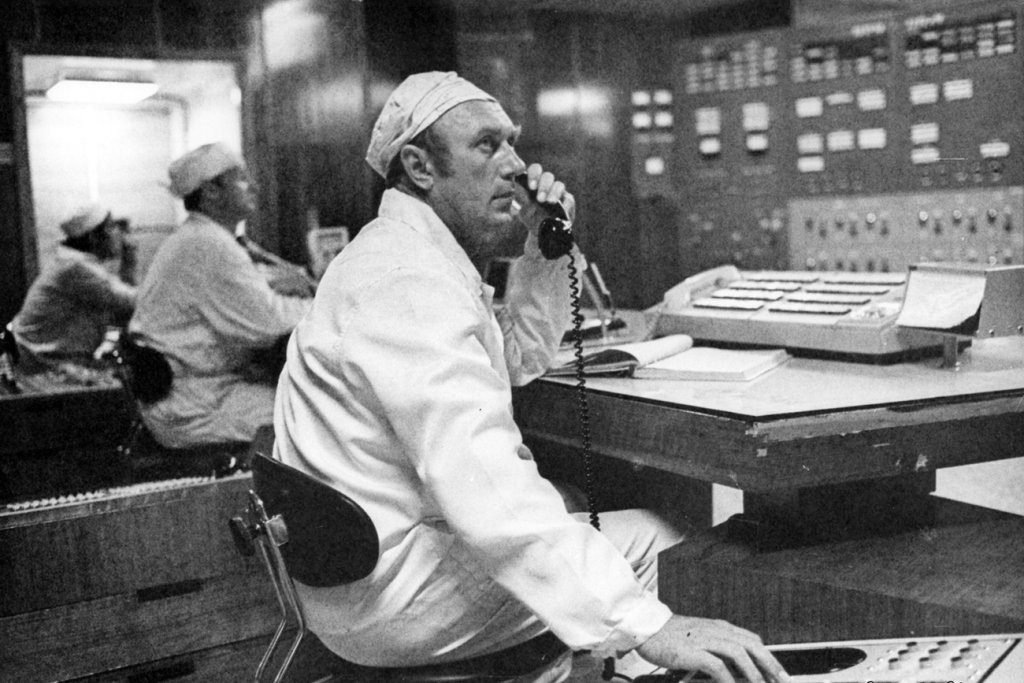 Експлозията на  4-ти реактор в Чернобил се случва през нощта на 26 април 1986 г. Двама души са убити на място, а мнозина инженери умират в последствие от поглъщането на радиоактивни частици. 