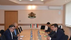 На среща с посланика на ислямската република у нас служебният министър на икономиката и индустрията е акцентирал колко важни за България са двустранните отношения с Иран