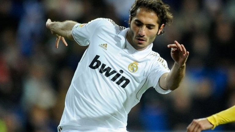 Хамит Алтънтоп - През май 2011 година Реал (Мадрид) реши да плати 4,5 милиона пунда за Алтънтоп. Турчинът направи дебюта си за „белия балет” през септември, но записа първия си мач като титуляр едва през януари 2012-а. Моуриньо отказа да даде повече игрово време на Алтънтоп като той прекара по-голяма част от сезона на пейката. От 2012-а насам Алтънтоп играе за Галатасарай.