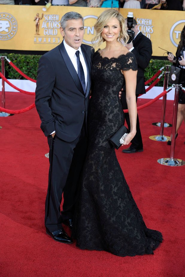 Джорд Клуни, номиниран за ролята си в "Потомците“, изглеждаше спретнат в смокинг на Giorgio Armani, а половинката му Стейси е зашеметяваща в черна рокля от дантела на Marchesa