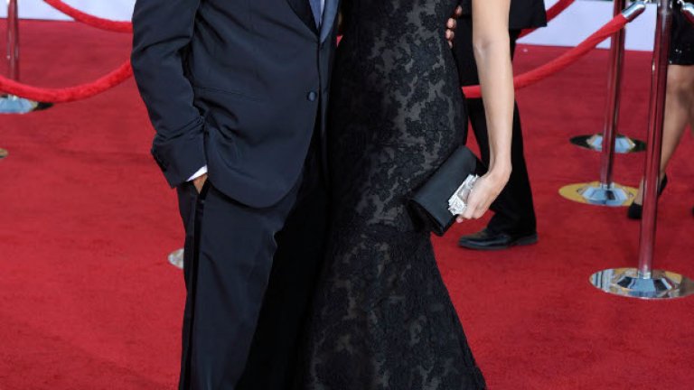 Джорд Клуни, номиниран за ролята си в "Потомците“, изглеждаше спретнат в смокинг на Giorgio Armani, а половинката му Стейси е зашеметяваща в черна рокля от дантела на Marchesa