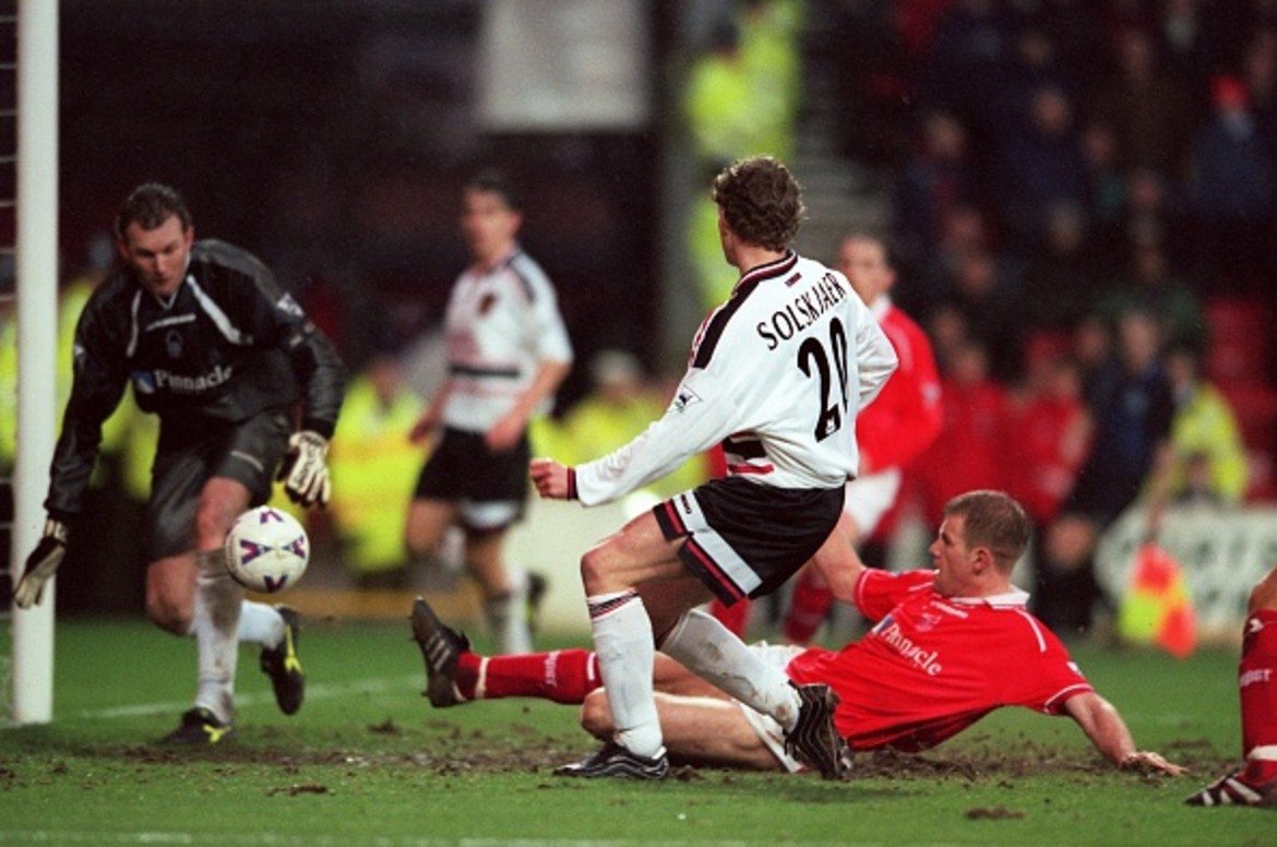 Най-голямата победа като гост: Нотингам Форест - Манчестър Юнайтед 1:8, 6 февруари 1999 г.
Навръх 41-вата годишнина от трагедията в Мюнхен, Юнайтед се развихри за най-големия успех на гост в историята на Висшата лига и заби цели осем във вратата на Форест. Оле Гунар Солскяер вкара рекордните четири гола като резерва, а в края на сезон 1998/99 "червените дяволи" триумфираха с историческия требъл.
