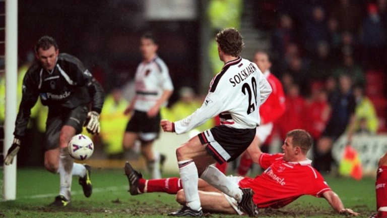 Най-голямата победа като гост: Нотингам Форест - Манчестър Юнайтед 1:8, 6 февруари 1999 г.
Навръх 41-вата годишнина от трагедията в Мюнхен, Юнайтед се развихри за най-големия успех на гост в историята на Висшата лига и заби цели осем във вратата на Форест. Оле Гунар Солскяер вкара рекордните четири гола като резерва, а в края на сезон 1998/99 "червените дяволи" триумфираха с историческия требъл.
