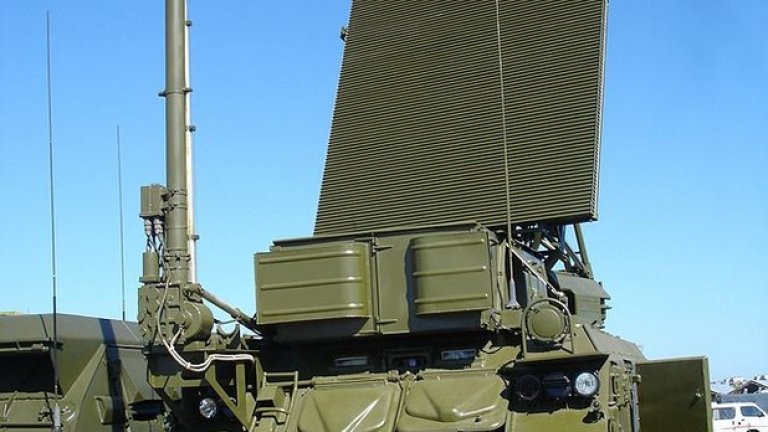 Кой има оръжието за подобна атака?
Сепаратистите многократно атакуваха украински бойни транспортни самолети и хеликоптери. Разликата е, че военната техника е летяла много по-ниско в сравнение с малайзийския Боинг. Смята се, че въстаниците разполагат със система за противовъздушна отбрана BUK - тази информация няма официално потвърждение. Вероятно те са я придобили след превземането на украинска военна база. BUK (БУК) е руска технология от 80-те за управление на ракети, която може да достига цели до 25 хил. метра.