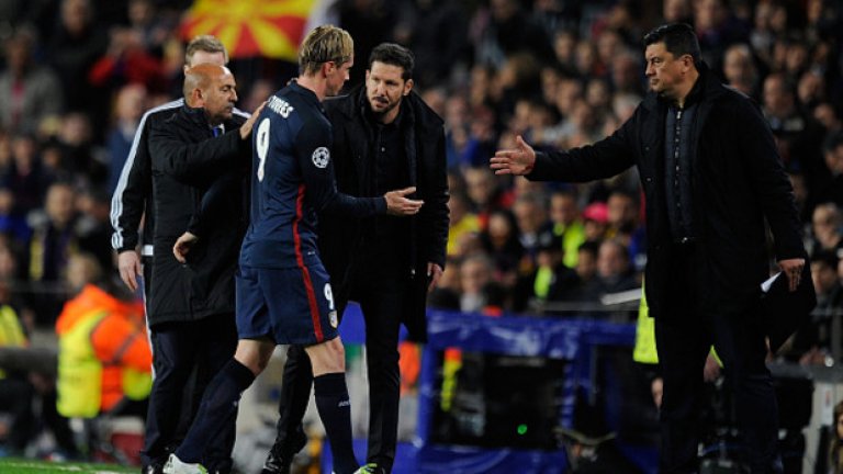 3. Симеоне рискува, Симеоне загуби
Който не играе, не печели. Но понякога дори и да играеш, губиш. Диего Симеоне рискува, излизайки с формация 4-3-3 на „Камп Ноу“ и въпреки че бруталната агресия от миналото на Атлетико я нямаше, твърдите влизания присъстваха в арсенала на футболистите му. В сблъсъци от Шампионската лига, които са в два мача, подобна агресия често създава много проблеми. Петима играчи на гостите получиха жълти картони, без да включваме Фернандо Торес, който сам видя жълтия цвят на два пъти. В турнирните битки толкова много официални предупреждения осакатяват състава за следващите двубои.