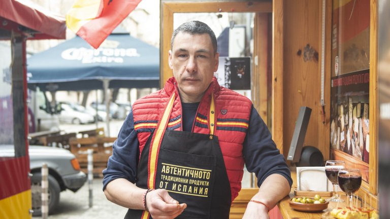 С дървената си ламперия, то изпъква сред сивите и запуснати фасади на жилищните сгради, остъклените заведения и офиси.