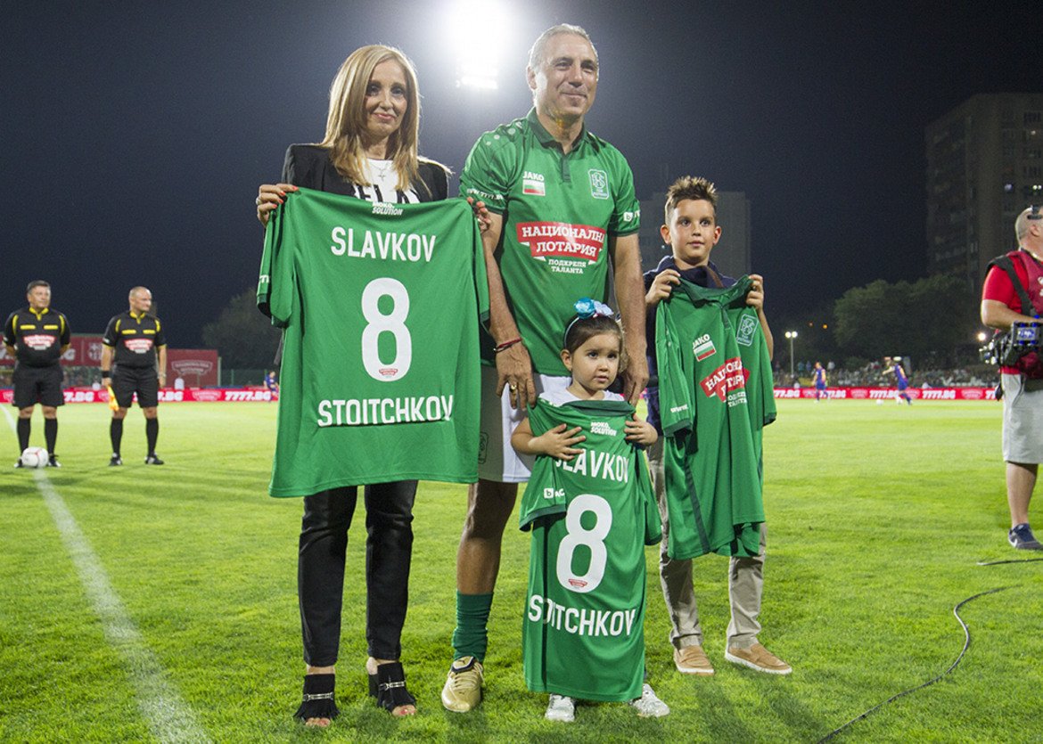 Стоичков подари фланелки на роднини на починалите футболни легенди Георги Славков и Аян Садъков