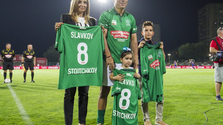 Стоичков подари фланелки на роднини на починалите футболни легенди Георги Славков и Аян Садъков