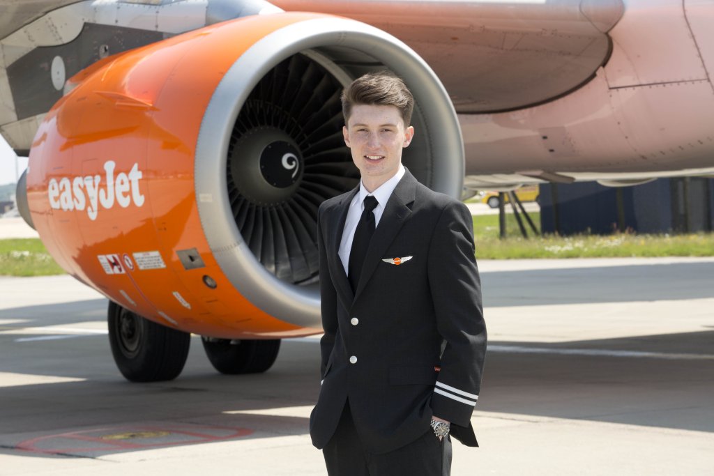 Авиацията е в кръвта му – баща му е командир на easyJet, базиран в Манчестър.