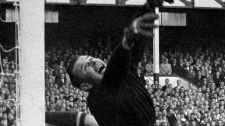 1966 г. Полуфинал СССР - Германия (1:2).
Лев Яшин, вероятно най-добрият вратар в историята, спасява пряк свободен удар на германците в полуфинала на стадион "Гудисън Парк". 