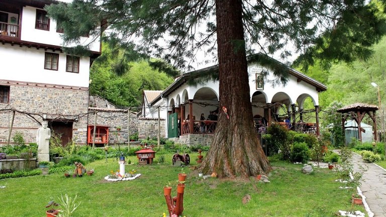 Църквата в манастирския комплекс е уникална за нашите географски ширини и за Европа