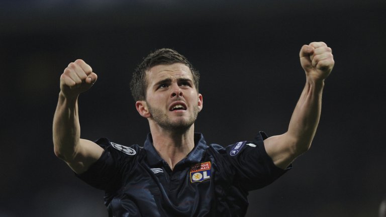 Полузащитник: Миралем Пянич, Ювентус
Пянич изкара три години на „Жерлан“, след което бе купен от Рома. Босненецът игра пет сезона с екипа на „вълците“, преди да бъде отмъкнат от властелина на Серия А в последните години Ювентус. Пянич записа 120 мача за „хлапетата“, а след трансфера си в гранда от Торино доказа, че е способен да запълни дори празнината, оставена от Пол Погба.