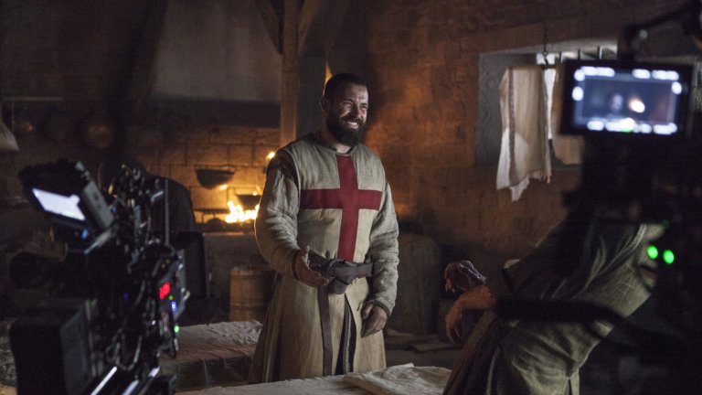 Първото, което човек забелязва, когато отиде на снимачна площадка, е колко много хора работят за една продукция. Второто са безкрайните часове снимки