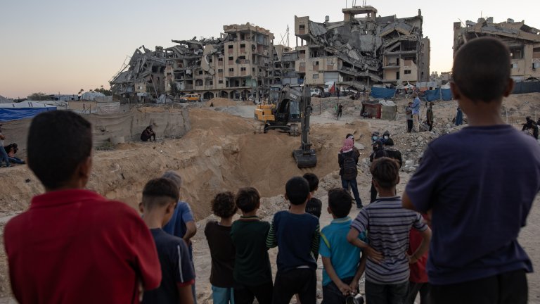 Доналд Тръмп заяви, че израелците имат право "да отвърнат", ако войниците им бъдат нападани (на снимката: палестинци в понделник, 27 октомври, наблюдават как машини и работници от Египет помагат в търсенето на телата на израелски заложници)